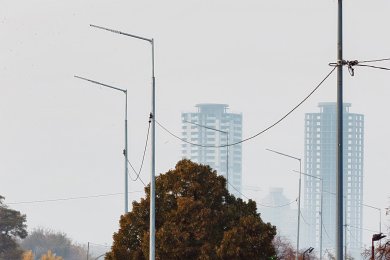 Опори вуличного освітлення в місті, вид справа