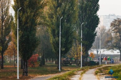 Опори вуличного освітлення біля пішохідної доріжки 