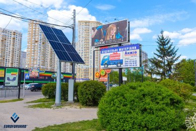 Опори автономного освітлення на міській вулиці вдень