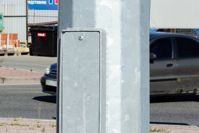 Опоры уличного освещения на автомобильном кольце, вблизи