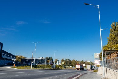 Опоры уличного освещения у магистрали