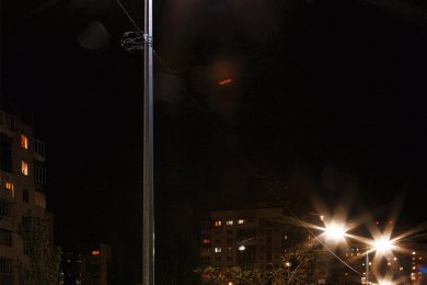 Опори вуличного освітлення яскраве світло в темряві біля дороги