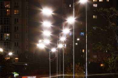 Опори вуличного освітлення біля дороги в темряві, нічна магістраль