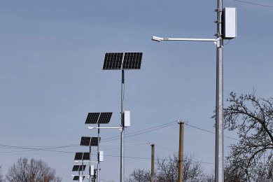 Опоры для автономного освещения вдоль дороги