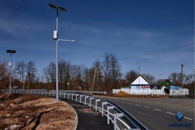 Опоры для автономного освещения вдоль автодороги, вид справа