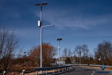 Опоры для автономного освещения рядом с дорогой