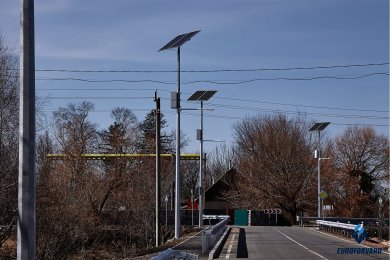 Опоры для автономного освещения рядом с дорогой днем
