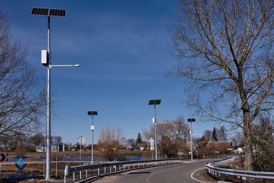 Опоры для автономного освещения рядом с автодорогой