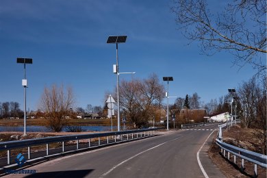 Опоры для автономного освещения рядом с автодорогой днем