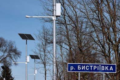 Опоры для автономного освещения рядом с автомобильной дорогой
