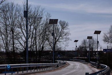 Опоры для автономного освещения рядом с автомобильной дорогой днем