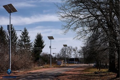 Опоры для автономного освещения вдоль асфальтированной дороги
