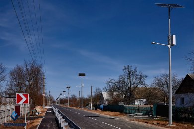 Опоры для автономного освещения вдоль дороги днем