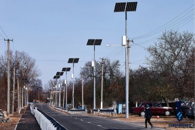 Опоры для автономного освещения вдоль автодороги днем