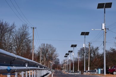 Опоры для автономного освещения вдоль дороги, вид справа