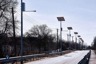 Опоры для автономного освещения вдоль дороги, вид слева