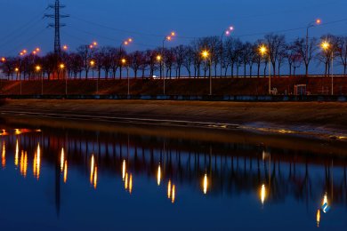 Опори вуличного освітлення набережної ввечері