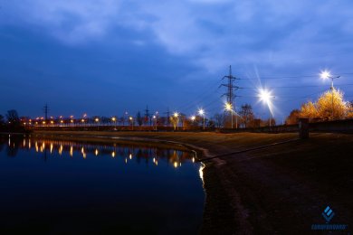 Опори вуличного освітлення вздовж набережної