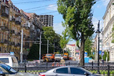 Опоры контактной сети на тротуаре вдоль дороги в городе