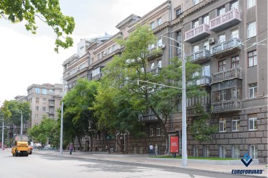 Опоры контактной сети возле дороги и зданий в городе