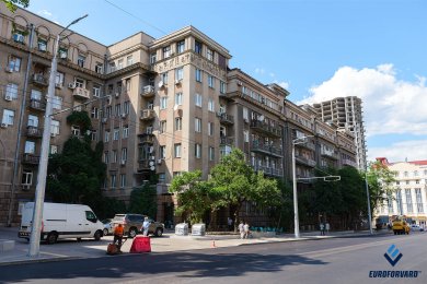Опоры контактной сети возле дороги на фоне зданий