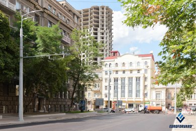 Опоры контактной сети на тротуаре возле проезжей части